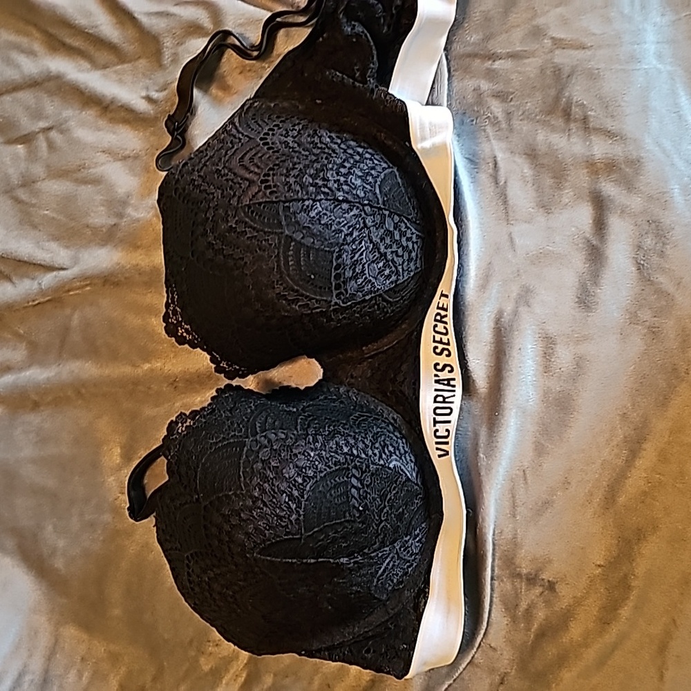 Black padded underwire bra with logo band